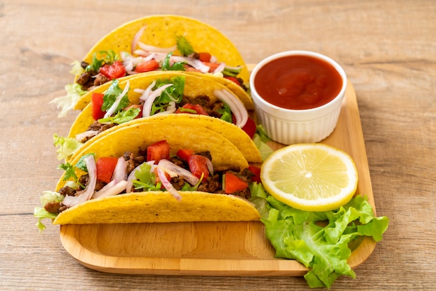 tacos con carne y verduras