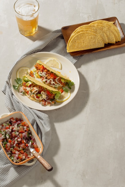 Tacos de cerdo a la mexicana con verduras. Tacos deliciosos