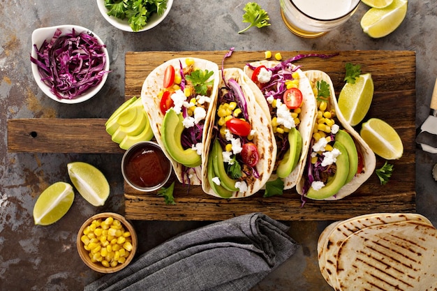 Tacos de cerdo con repollo rojo y aguacates