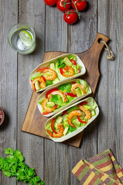 Tacos com camarão, abacate e salada. comida mexicana.