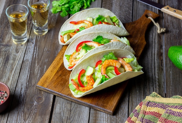 Tacos com camarão, abacate e salada. Comida mexicana.