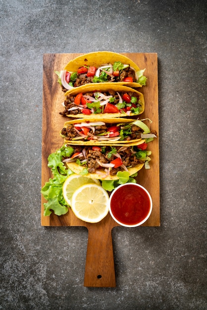 tacos com carne e legumes - estilo de comida mexicana