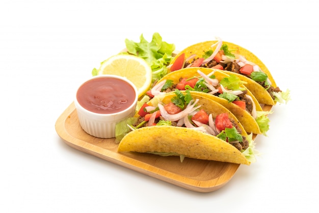 Tacos com carne e legumes isolados no fundo branco