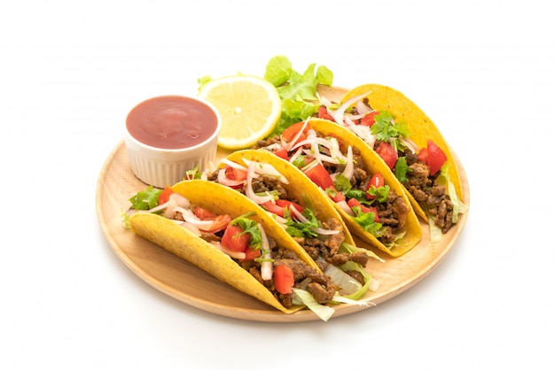 tacos com carne e legumes isolados no fundo branco