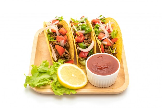 tacos com carne e legumes isolados no fundo branco