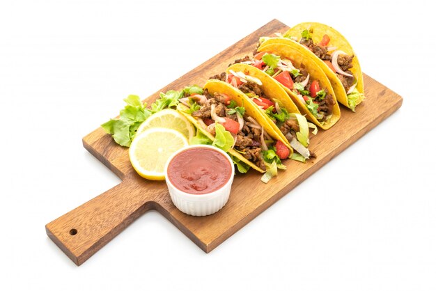 Tacos com carne e legumes isolados