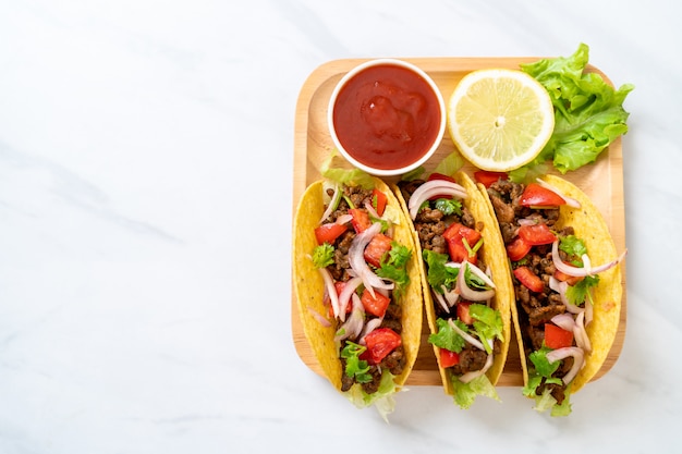 tacos com carne e legumes