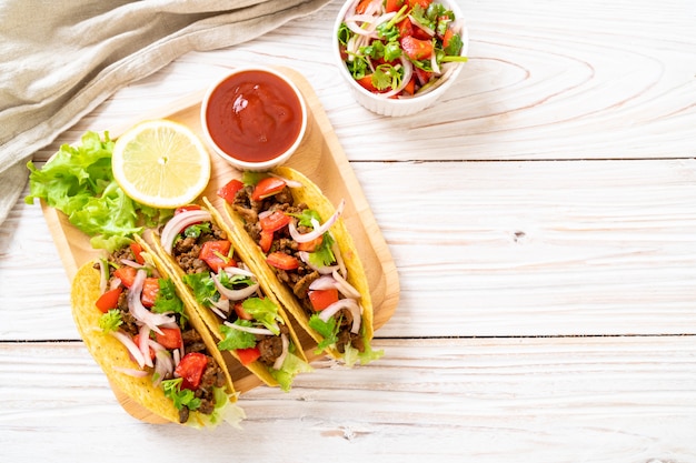 tacos com carne e legumes