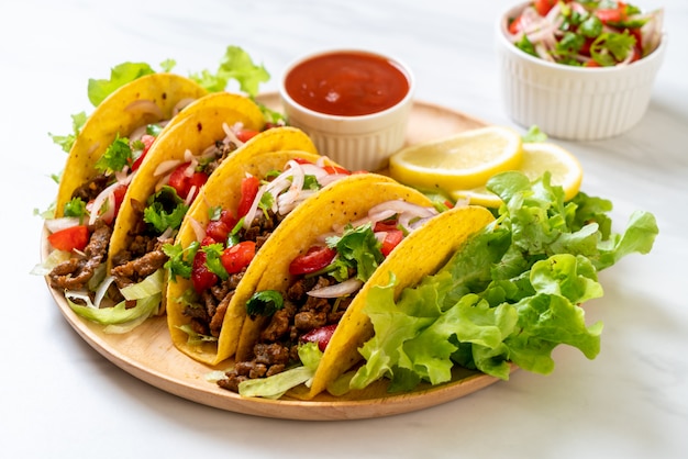 tacos com carne e legumes