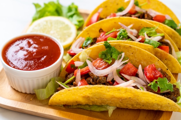 Foto tacos com carne e legumes