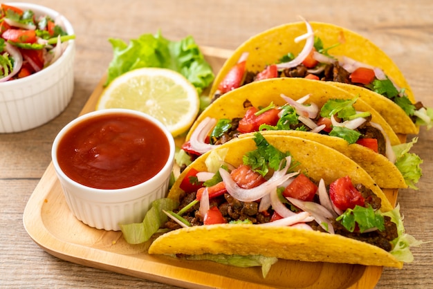 tacos com carne e legumes