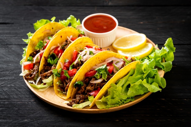 tacos com carne e legumes