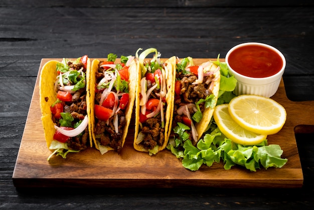 tacos com carne e legumes