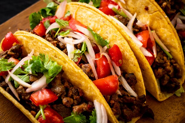 tacos com carne e legumes