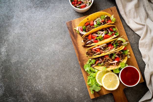 tacos com carne e legumes