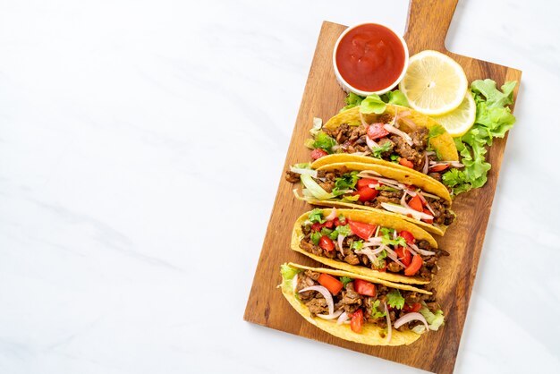 Foto tacos com carne e legumes