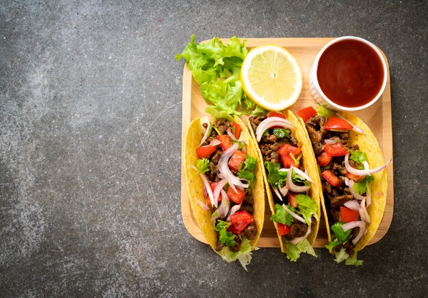 Foto tacos com carne e legumes