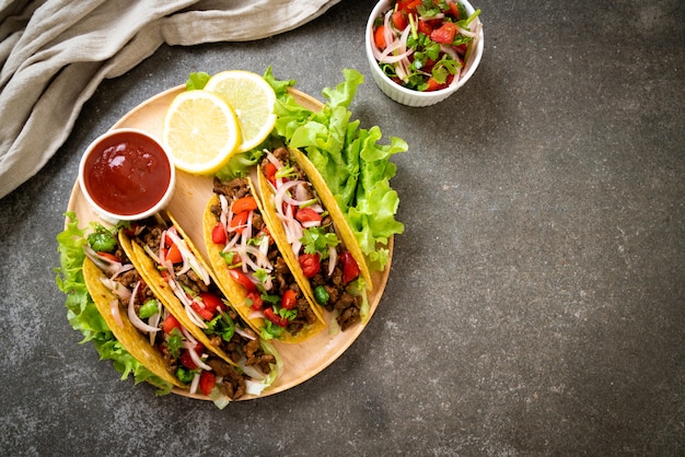 Tacos com carne e legumes