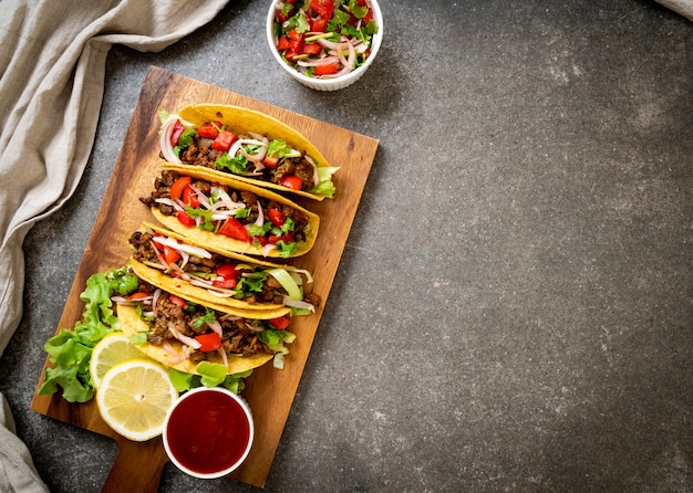 tacos com carne e legumes