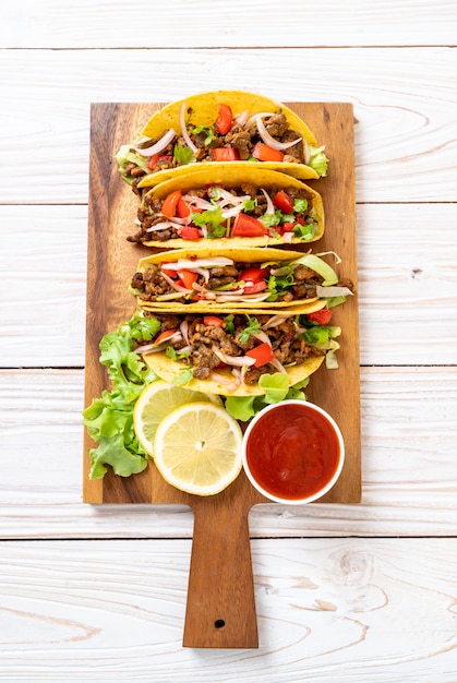 Foto tacos com carne e legumes