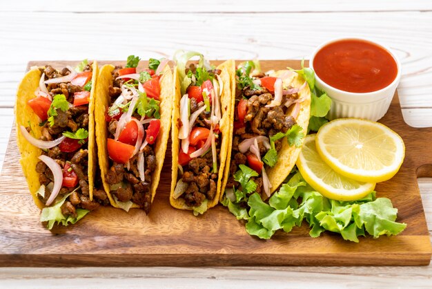 tacos com carne e legumes