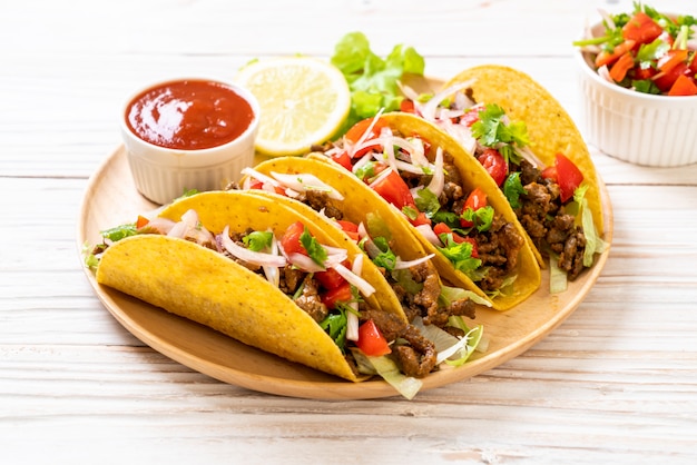 Tacos com carne e legumes