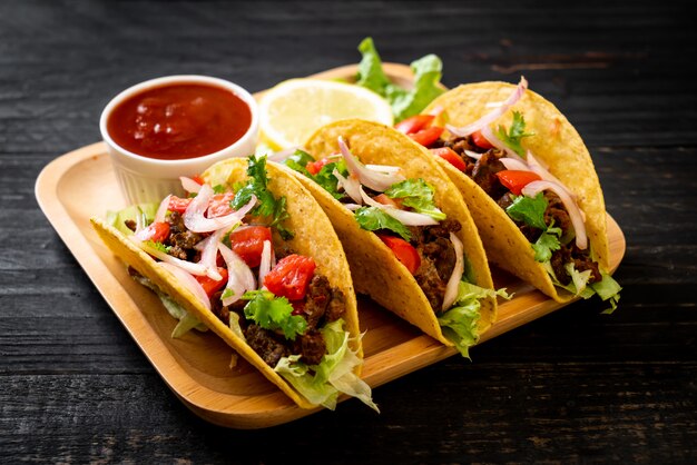 Tacos com carne e legumes