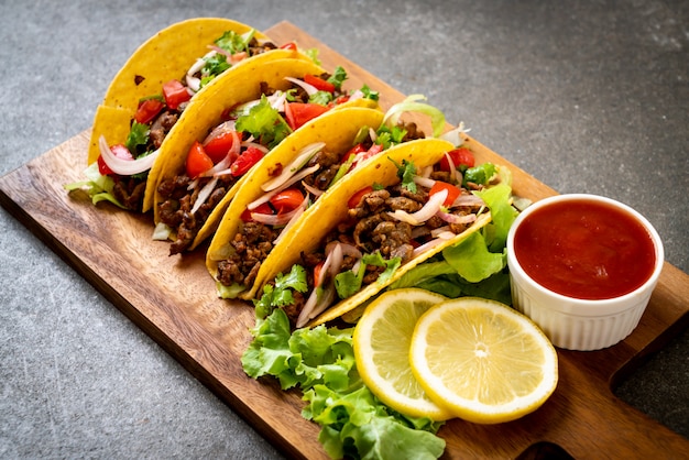 Tacos com carne e legumes