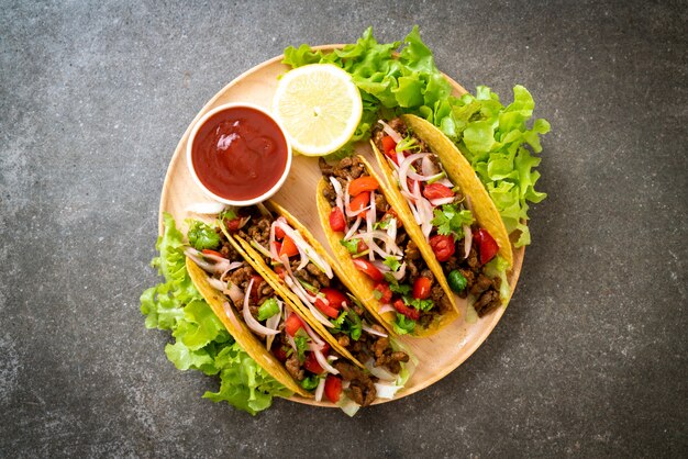 Tacos com carne e legumes