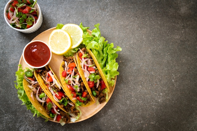 Tacos com carne e legumes