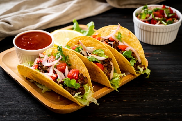 tacos com carne e legumes