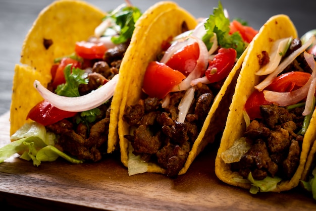 tacos com carne e legumes