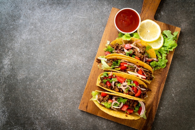 tacos com carne e legumes