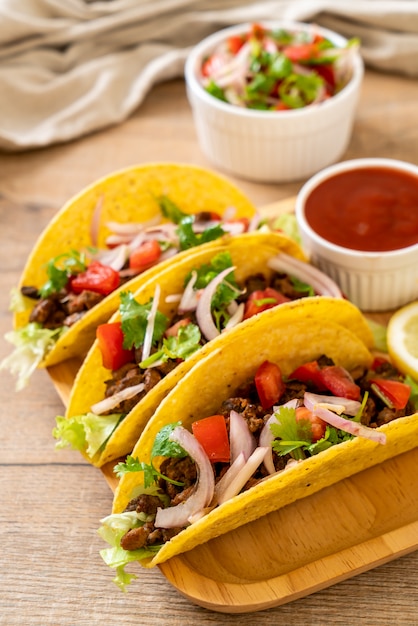 tacos com carne e legumes