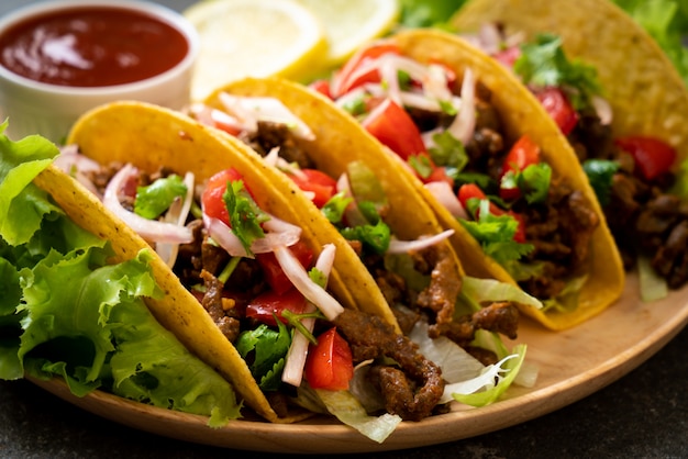 tacos com carne e legumes