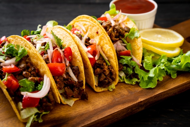 tacos com carne e legumes