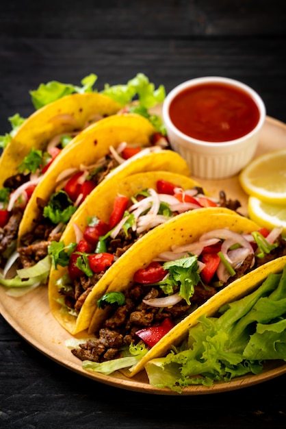 Tacos com carne e legumes