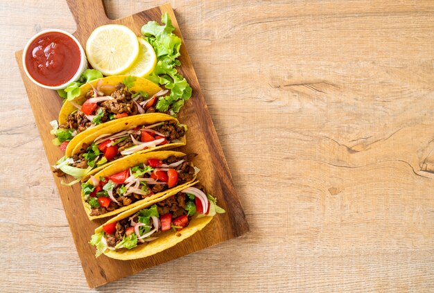 Tacos com carne e legumes