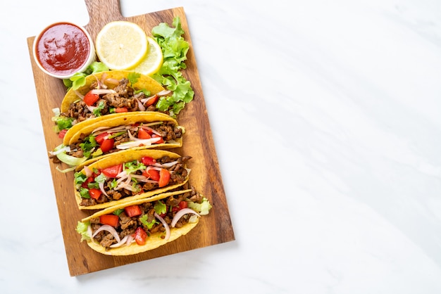 Tacos com carne e legumes