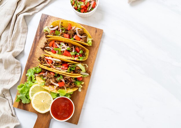 tacos com carne e vegetais