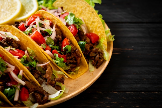 Foto tacos com carne e vegetais