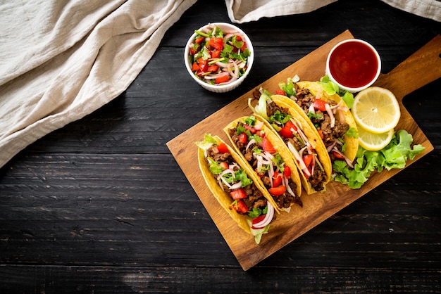 Tacos com carne e vegetais