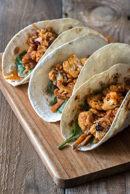 Tacos com couve-flor picante