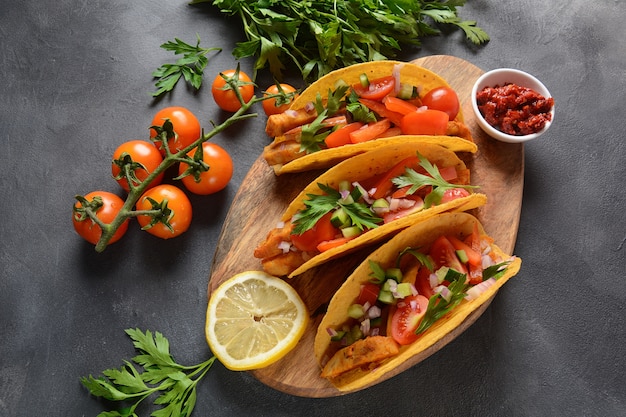 Tacos com frango grelhado e vegetais - comida mexicana