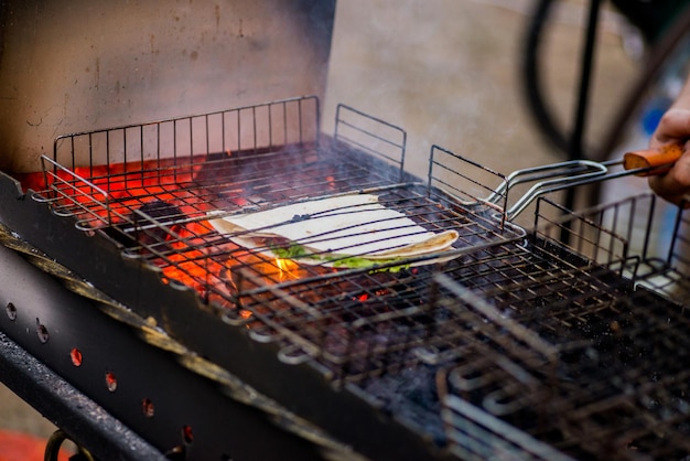 Tacos com legumes são grelhados no fogo aberto do braseiro