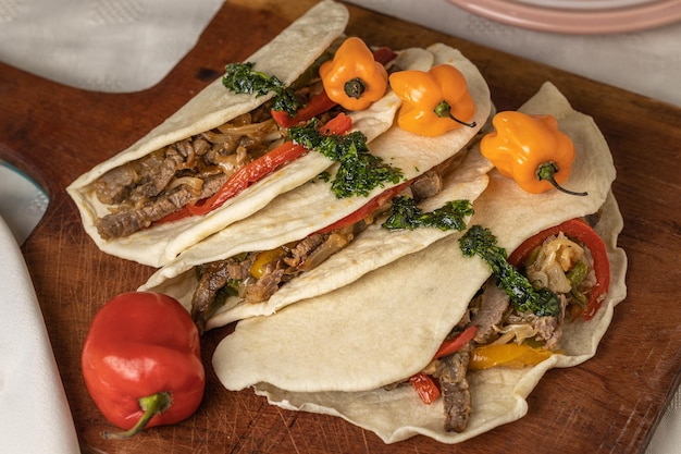 Tacos comida típica mexicana con verduras de res y ají