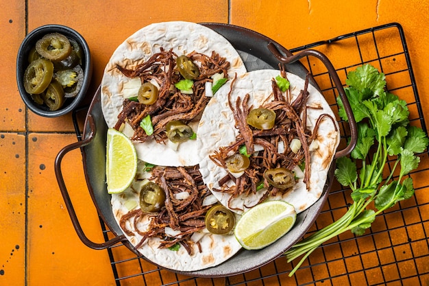 Tacos de barbacoa de carne picante com fundo de coentro e cebola laranja Vista superior