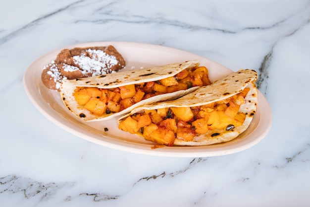 Foto tacos de batata com feijão