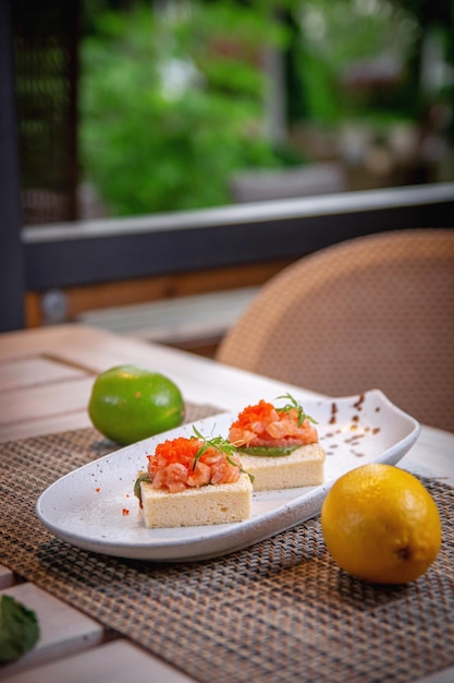 Tacos de biscoito japonês com salmão