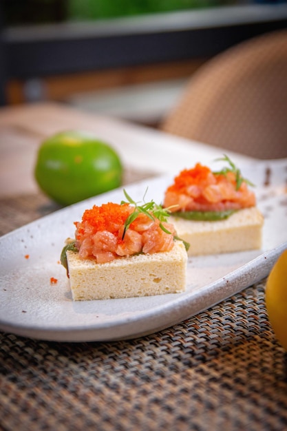 Tacos de biscoito japonês com salmão